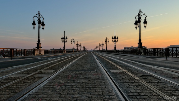 Lever du jour sur le pont de pierre à Bordeaux
